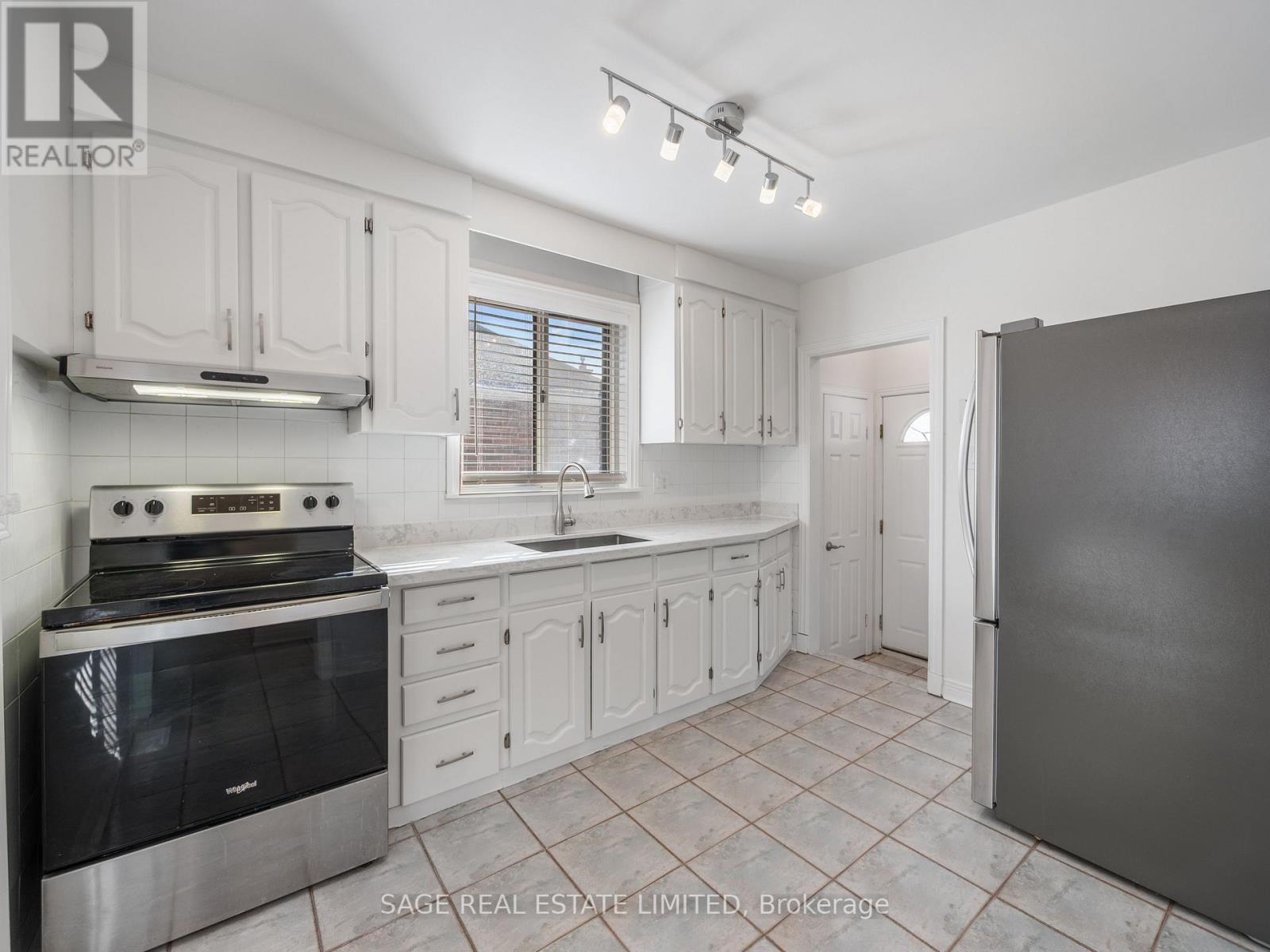 521 Glen Park Avenue, Toronto, Ontario  M6B 2G2 - Photo 10 - W12909456