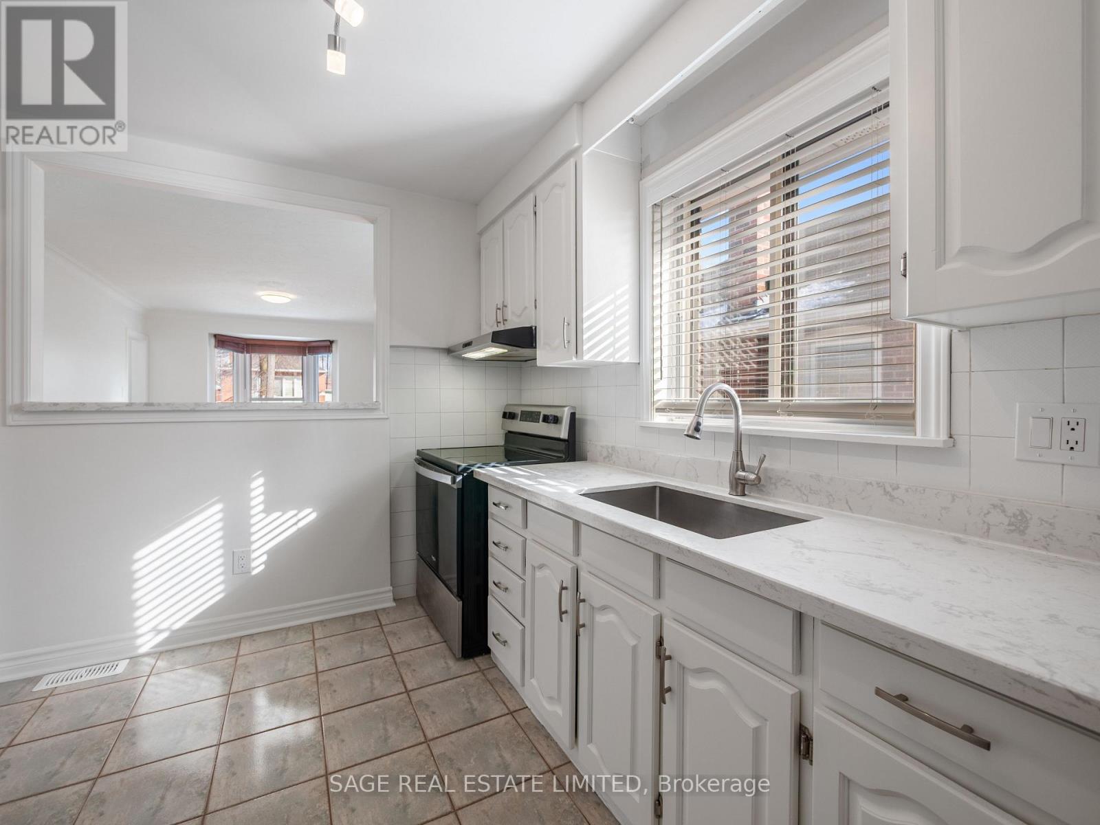 521 Glen Park Avenue, Toronto, Ontario  M6B 2G2 - Photo 12 - W12909456