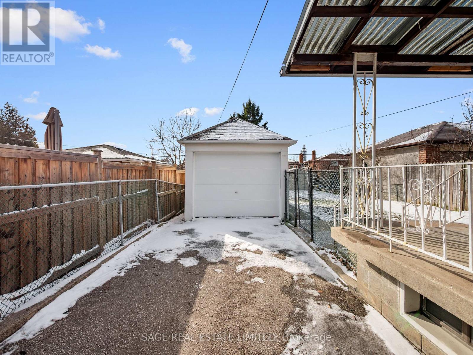 521 Glen Park Avenue, Toronto, Ontario  M6B 2G2 - Photo 36 - W12909456