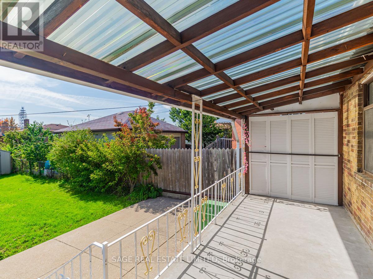 521 Glen Park Avenue, Toronto, Ontario  M6B 2G2 - Photo 47 - W12909456