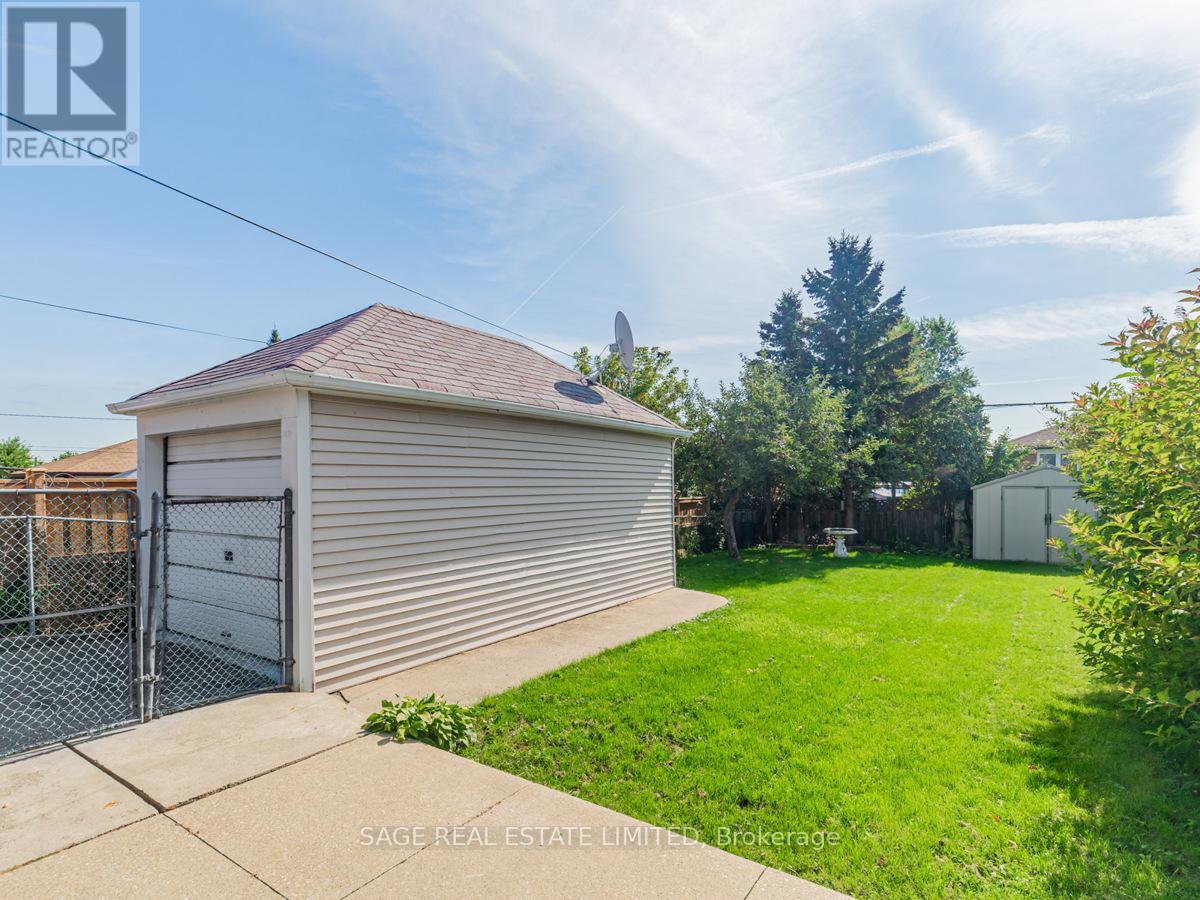 521 Glen Park Avenue, Toronto, Ontario  M6B 2G2 - Photo 48 - W12909456