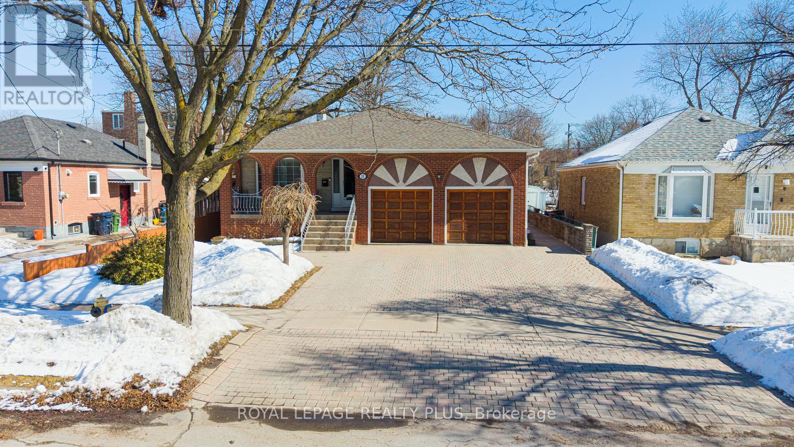 11 Ranwood Drive, Toronto, Ontario  M9N 3E8 - Photo 2 - W12909518