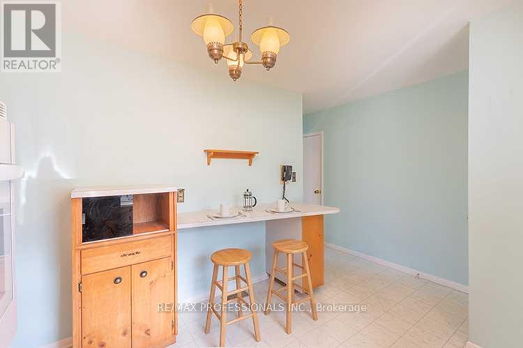 40 Sedgebrook Crescent, Toronto, Ontario  M9B 2X1 - Photo 12 - W12909522