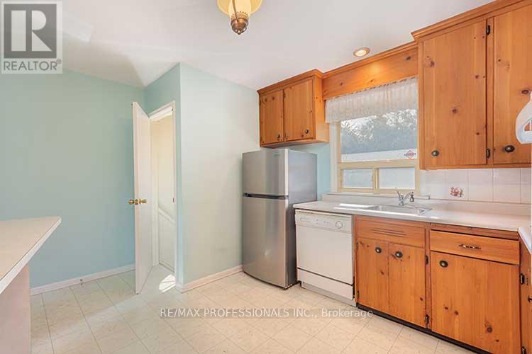 40 Sedgebrook Crescent, Toronto, Ontario  M9B 2X1 - Photo 13 - W12909522