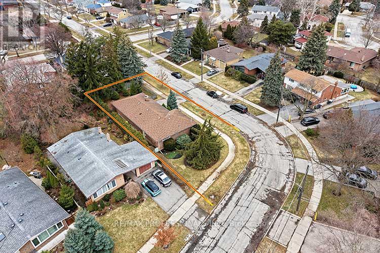 40 Sedgebrook Crescent, Toronto, Ontario  M9B 2X1 - Photo 30 - W12909522