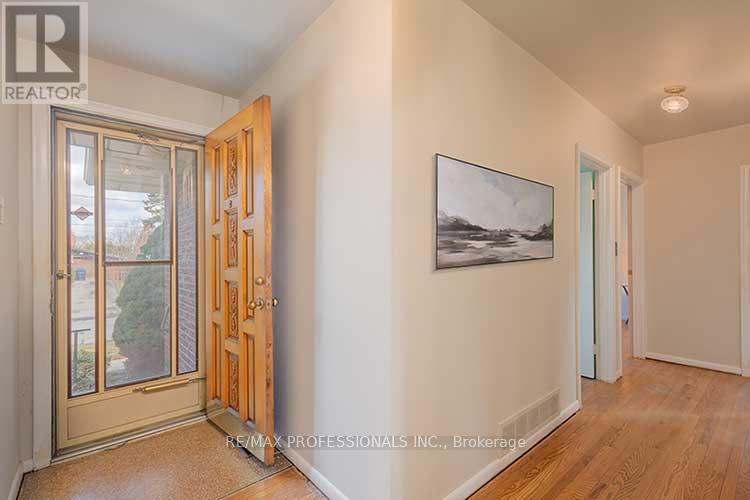 40 Sedgebrook Crescent, Toronto, Ontario  M9B 2X1 - Photo 5 - W12909522