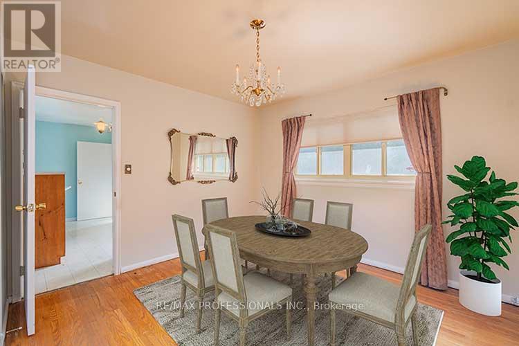 40 Sedgebrook Crescent, Toronto, Ontario  M9B 2X1 - Photo 9 - W12909522