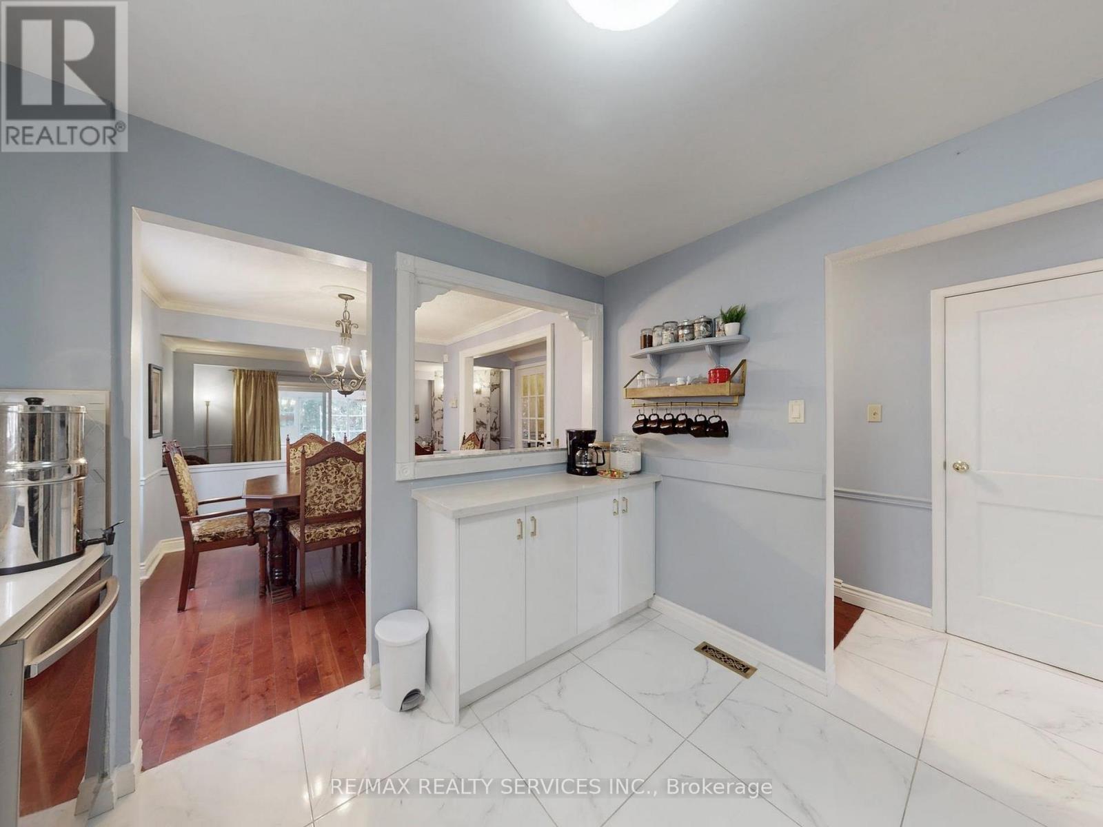 9 Malabar Crescent, Brampton, Ontario  L6S 3X6 - Photo 10 - W12909536