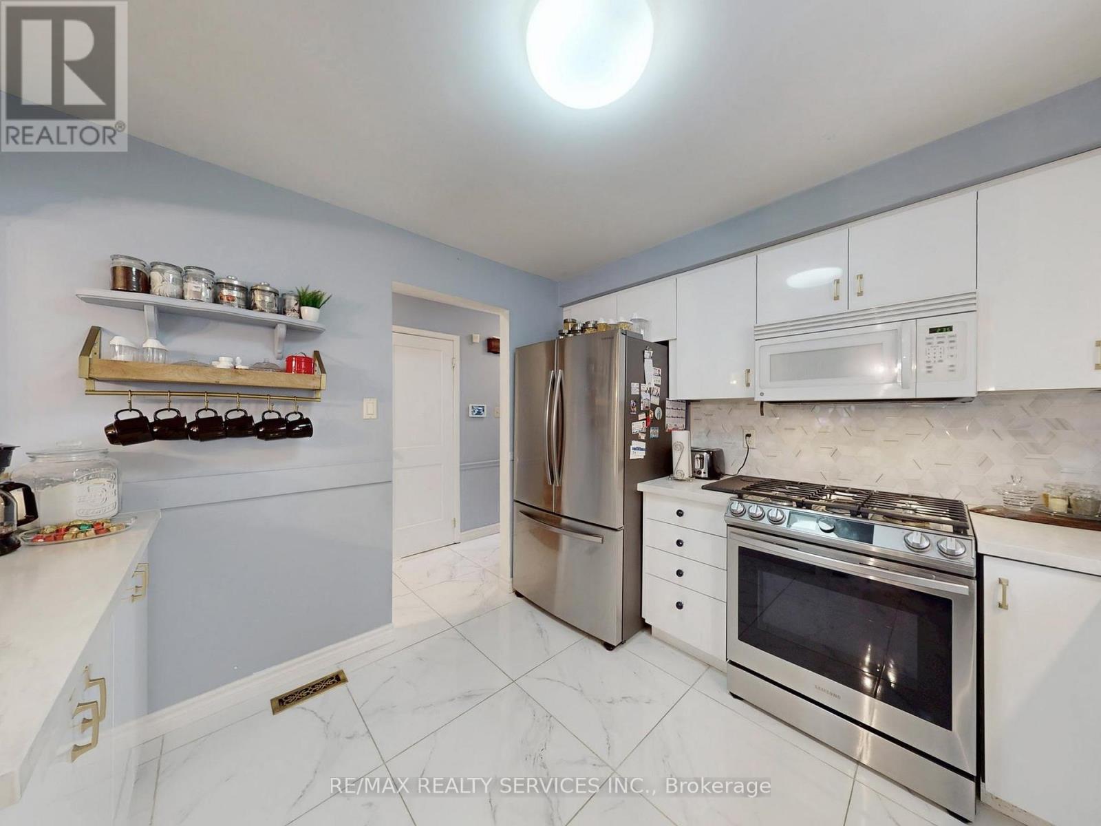 9 Malabar Crescent, Brampton, Ontario  L6S 3X6 - Photo 11 - W12909536