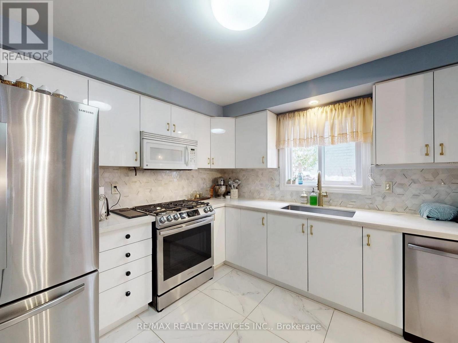 9 Malabar Crescent, Brampton, Ontario  L6S 3X6 - Photo 12 - W12909536