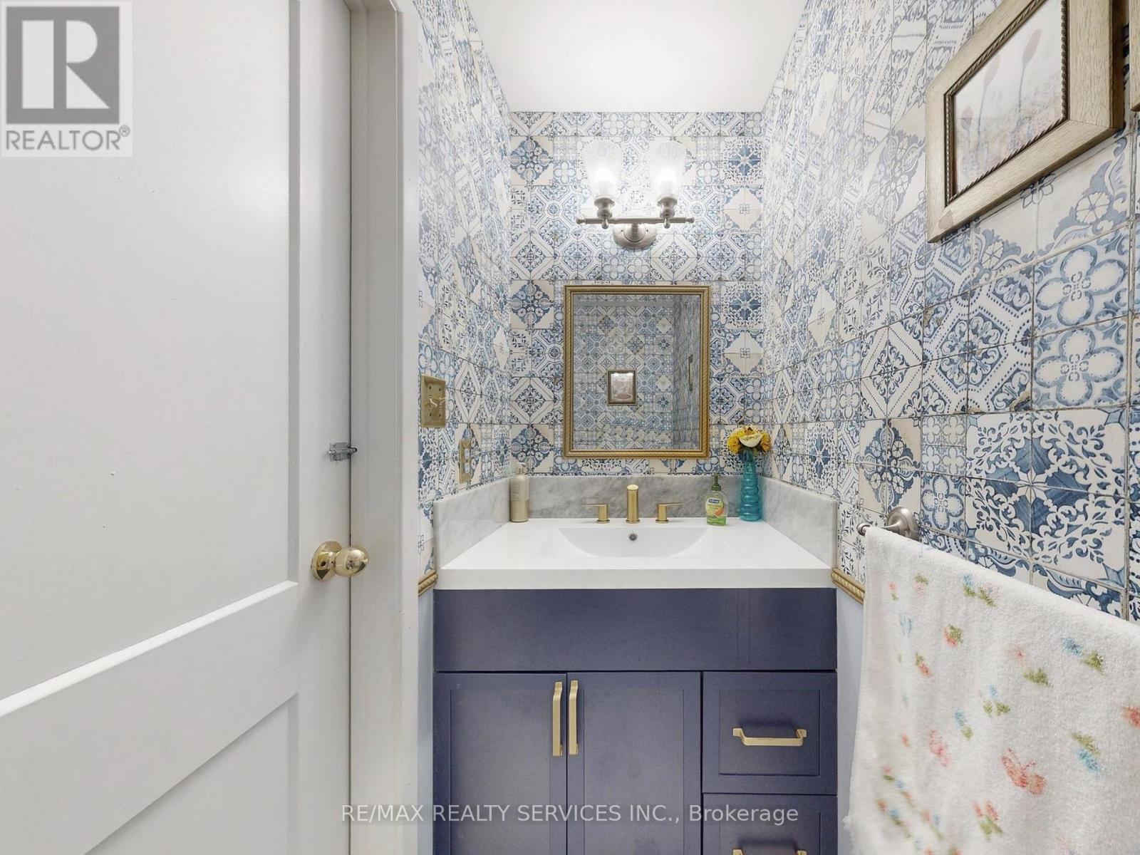 9 Malabar Crescent, Brampton, Ontario  L6S 3X6 - Photo 15 - W12909536