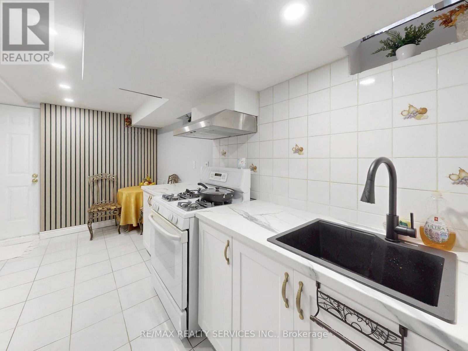 9 Malabar Crescent, Brampton, Ontario  L6S 3X6 - Photo 34 - W12909536