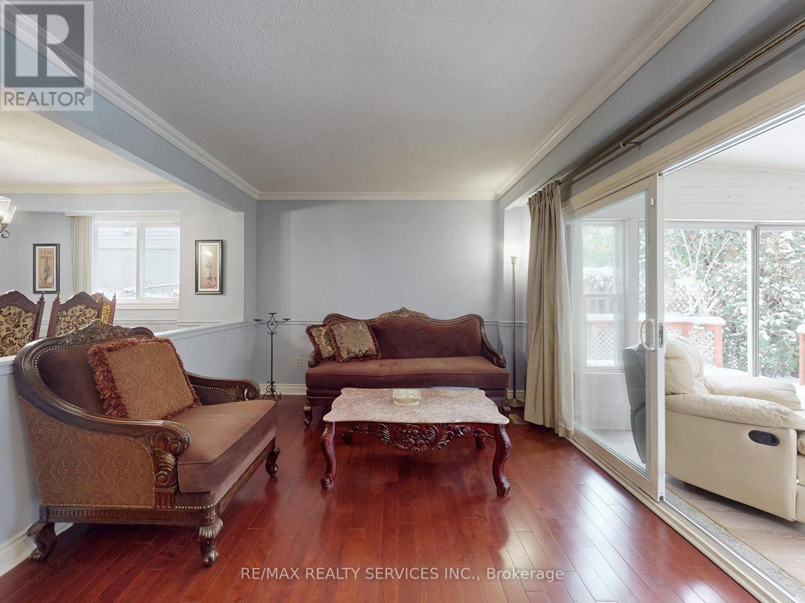 9 Malabar Crescent, Brampton, Ontario  L6S 3X6 - Photo 4 - W12909536