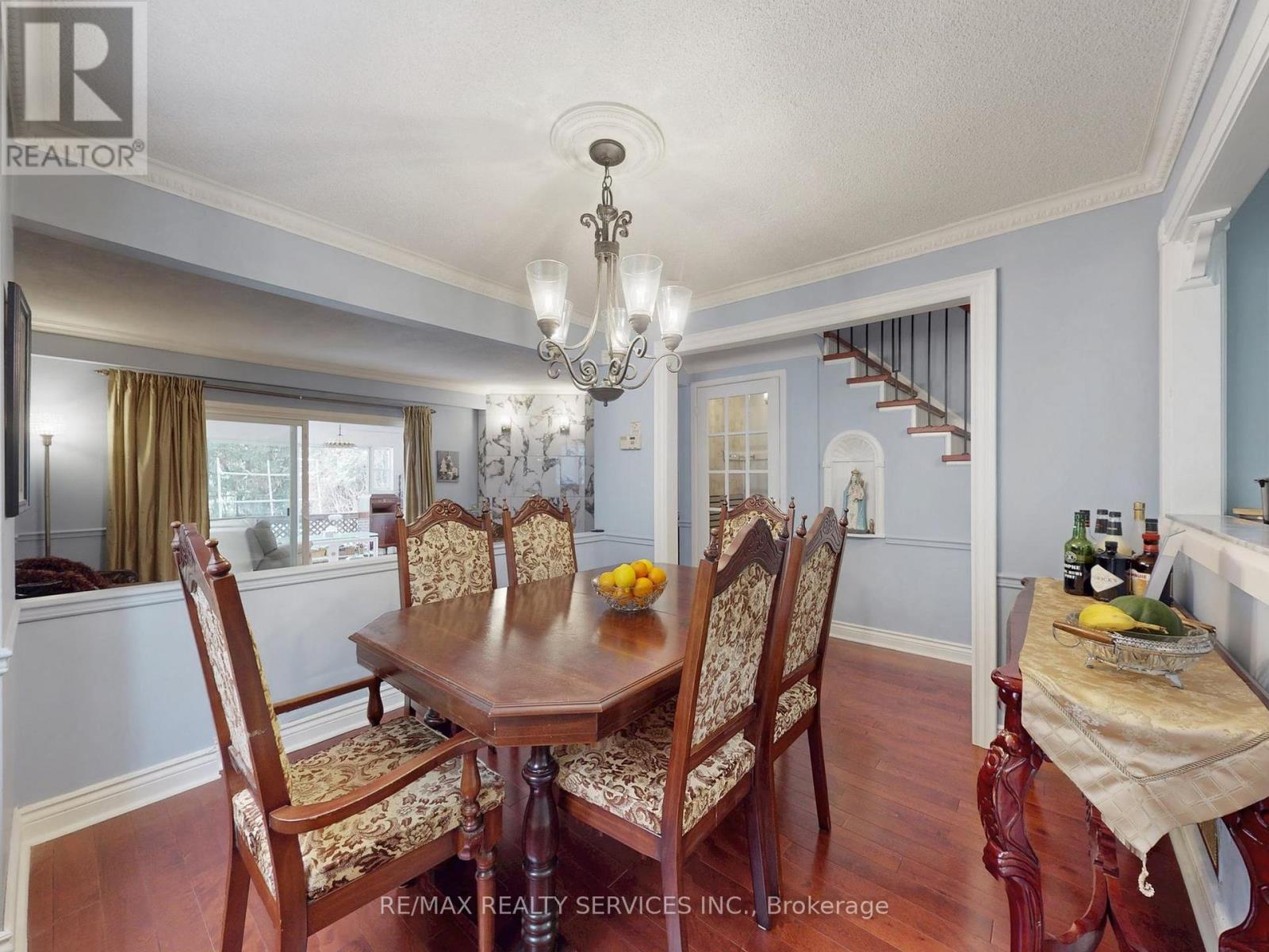 9 Malabar Crescent, Brampton, Ontario  L6S 3X6 - Photo 7 - W12909536