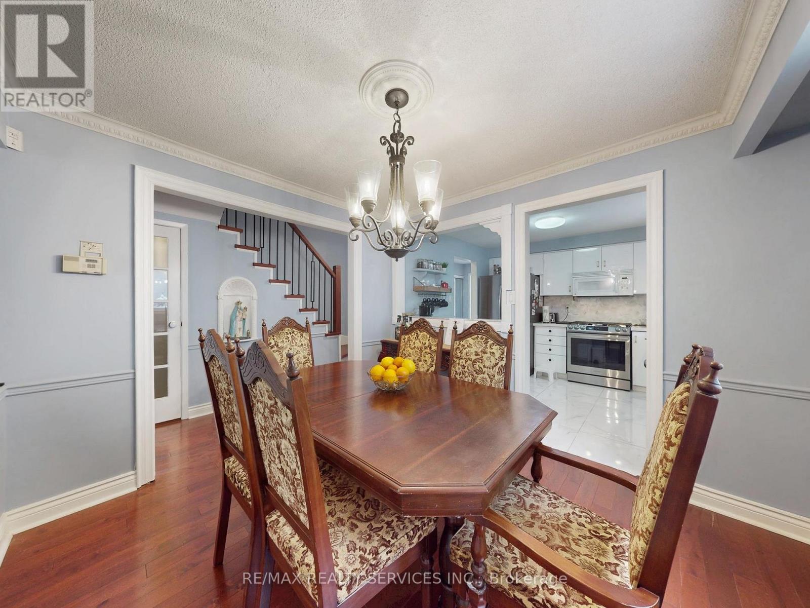 9 Malabar Crescent, Brampton, Ontario  L6S 3X6 - Photo 8 - W12909536