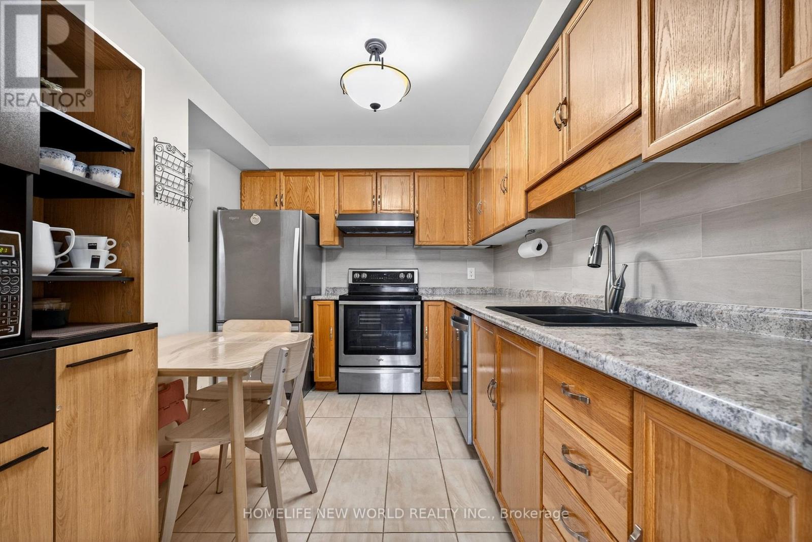 74 Heathcliffe Square, Brampton, Ontario  L6S 5R4 - Photo 11 - W12909540