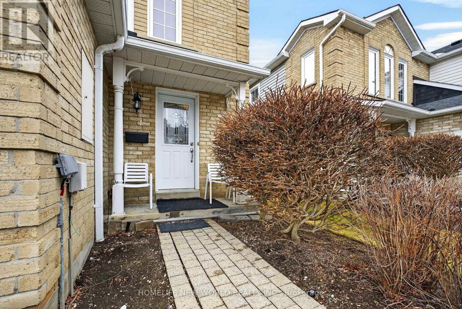 74 Heathcliffe Square, Brampton, Ontario  L6S 5R4 - Photo 4 - W12909540