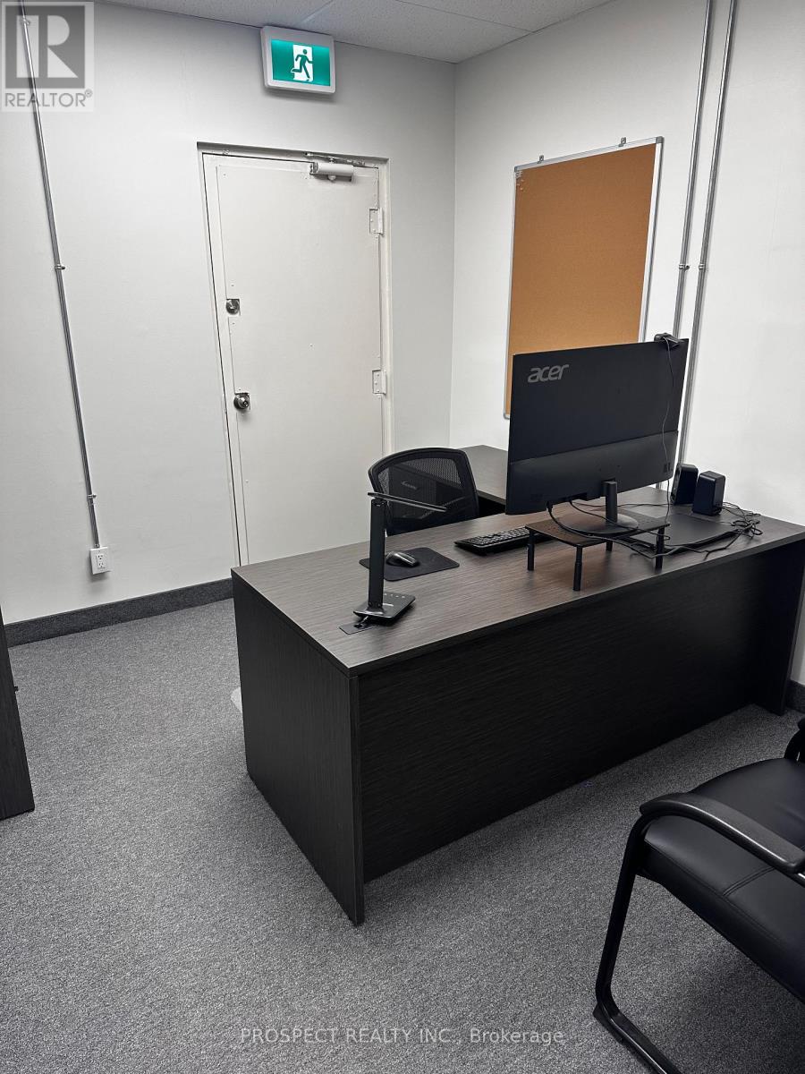 3975 Chesswood Drive, Toronto, Ontario  M3J 2R8 - Photo 4 - W12909542