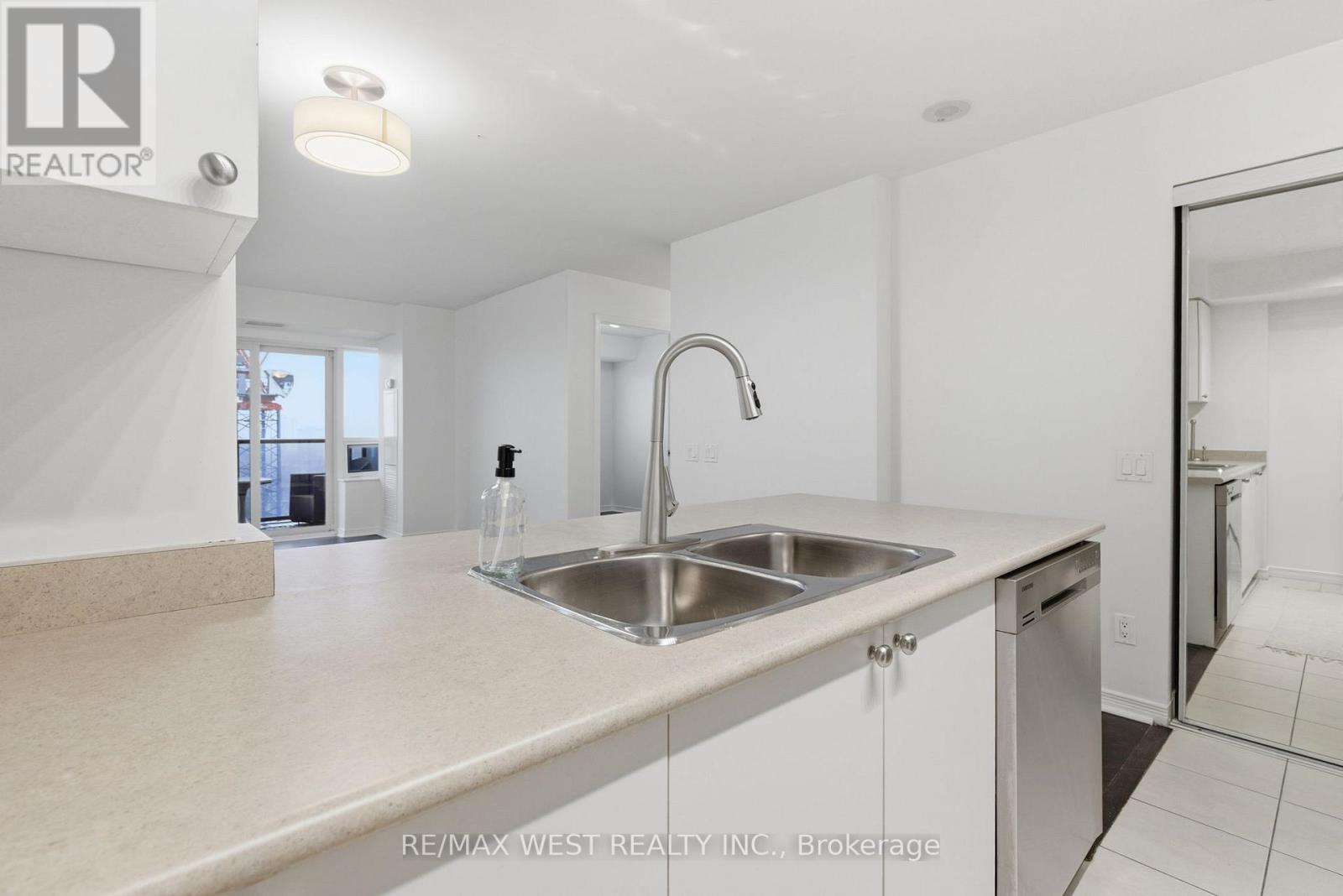 1508 - 61 Heintzman Street, Toronto, Ontario  M6P 5A2 - Photo 9 - W12909564