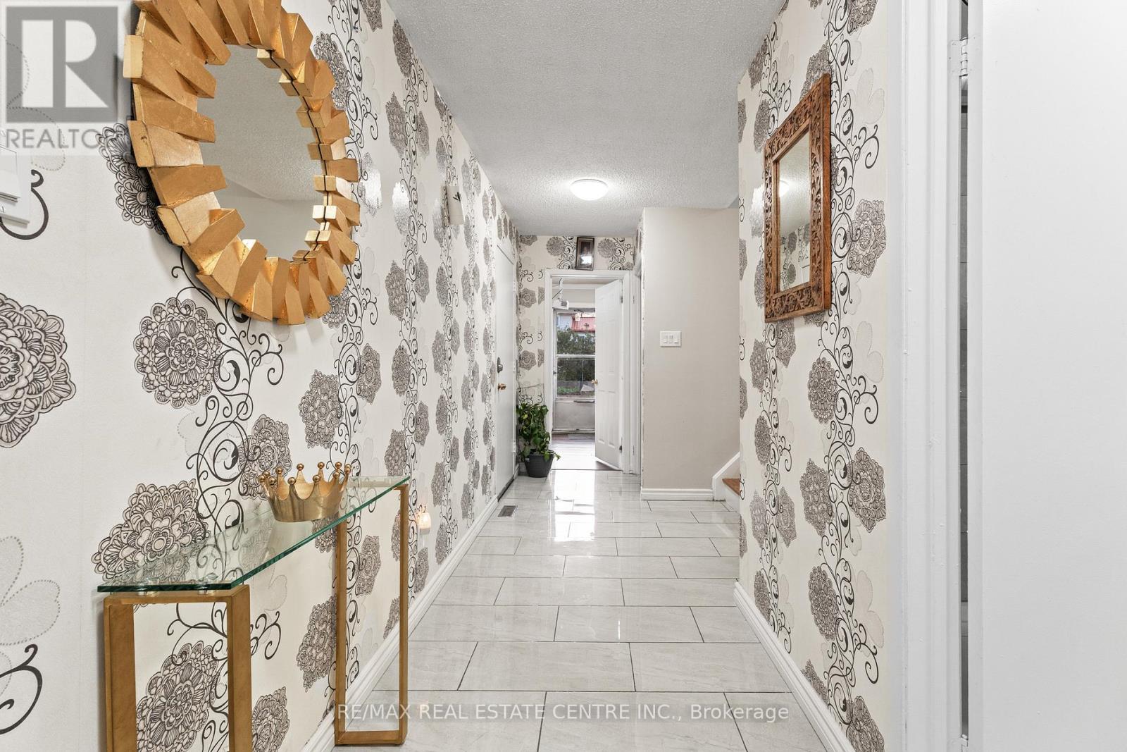 23 Jefferson Road, Brampton, Ontario  L6S 2G6 - Photo 6 - W12630982