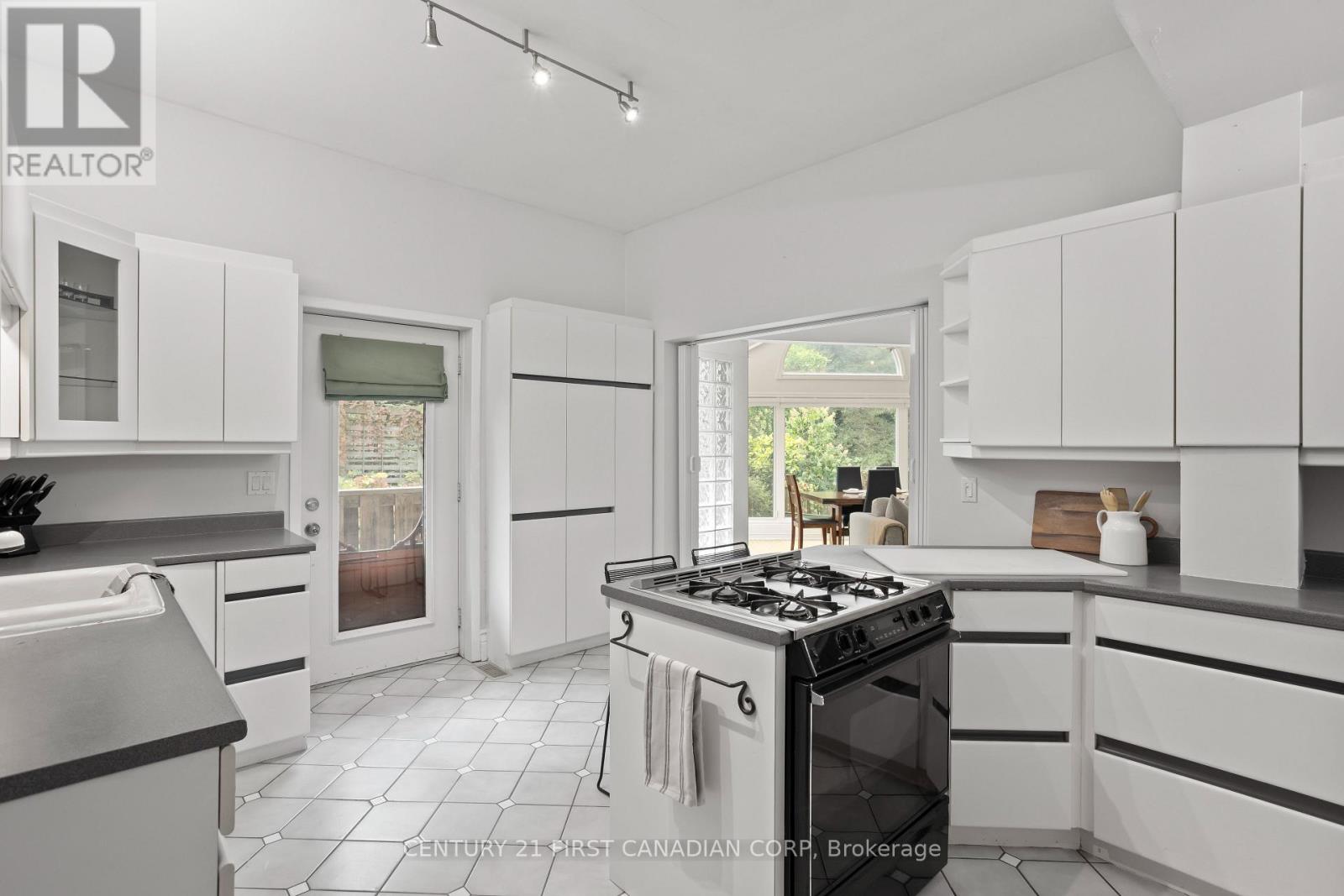 16 Woodward Avenue, London North, Ontario  N6H 2G7 - Photo 10 - X12909778