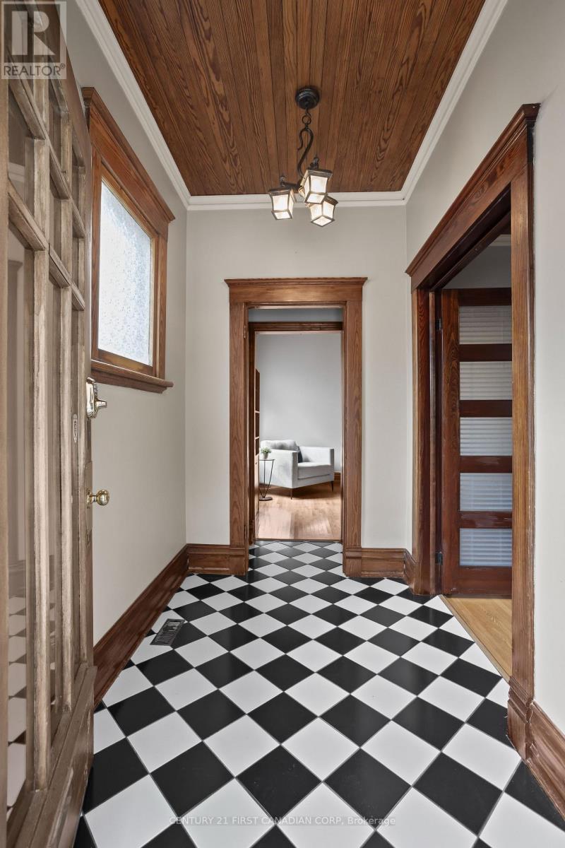 16 Woodward Avenue, London North, Ontario  N6H 2G7 - Photo 5 - X12909778