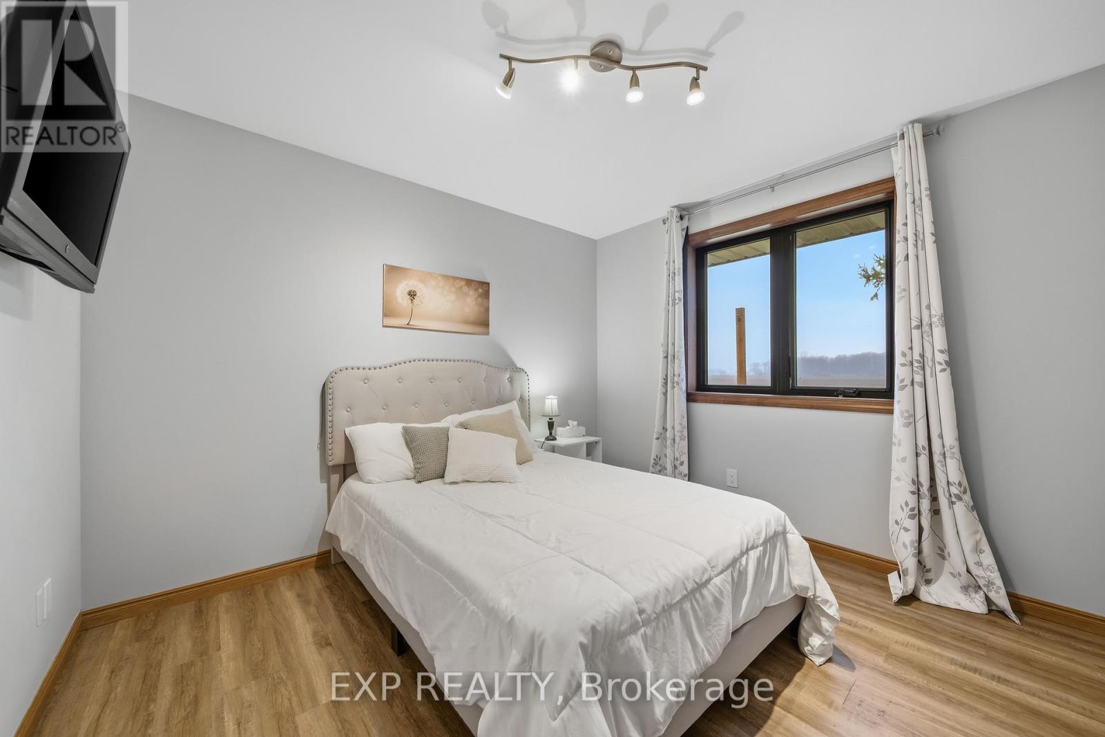 5864 Inadale Drive, Adelaide Metcalfe, Ontario  N7G 3H4 - Photo 16 - X12909792