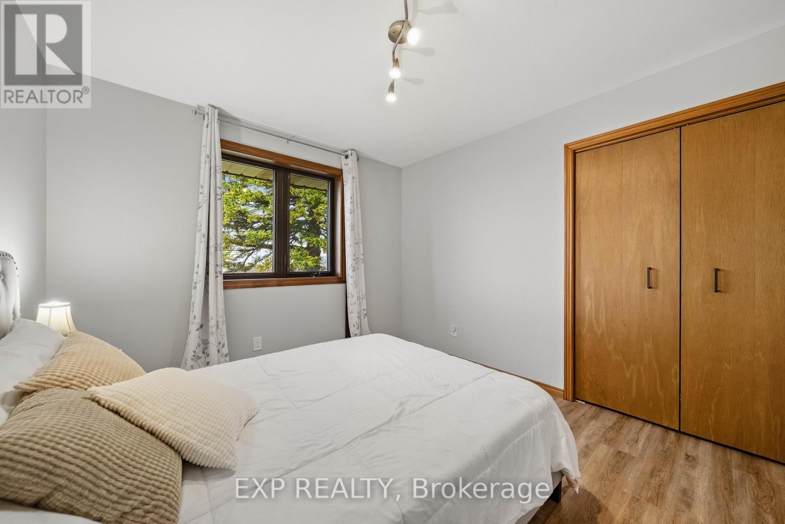 5864 Inadale Drive, Adelaide Metcalfe, Ontario  N7G 3H4 - Photo 18 - X12909792