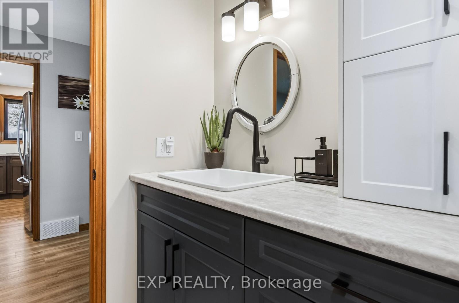 5864 Inadale Drive, Adelaide Metcalfe, Ontario  N7G 3H4 - Photo 22 - X12909792