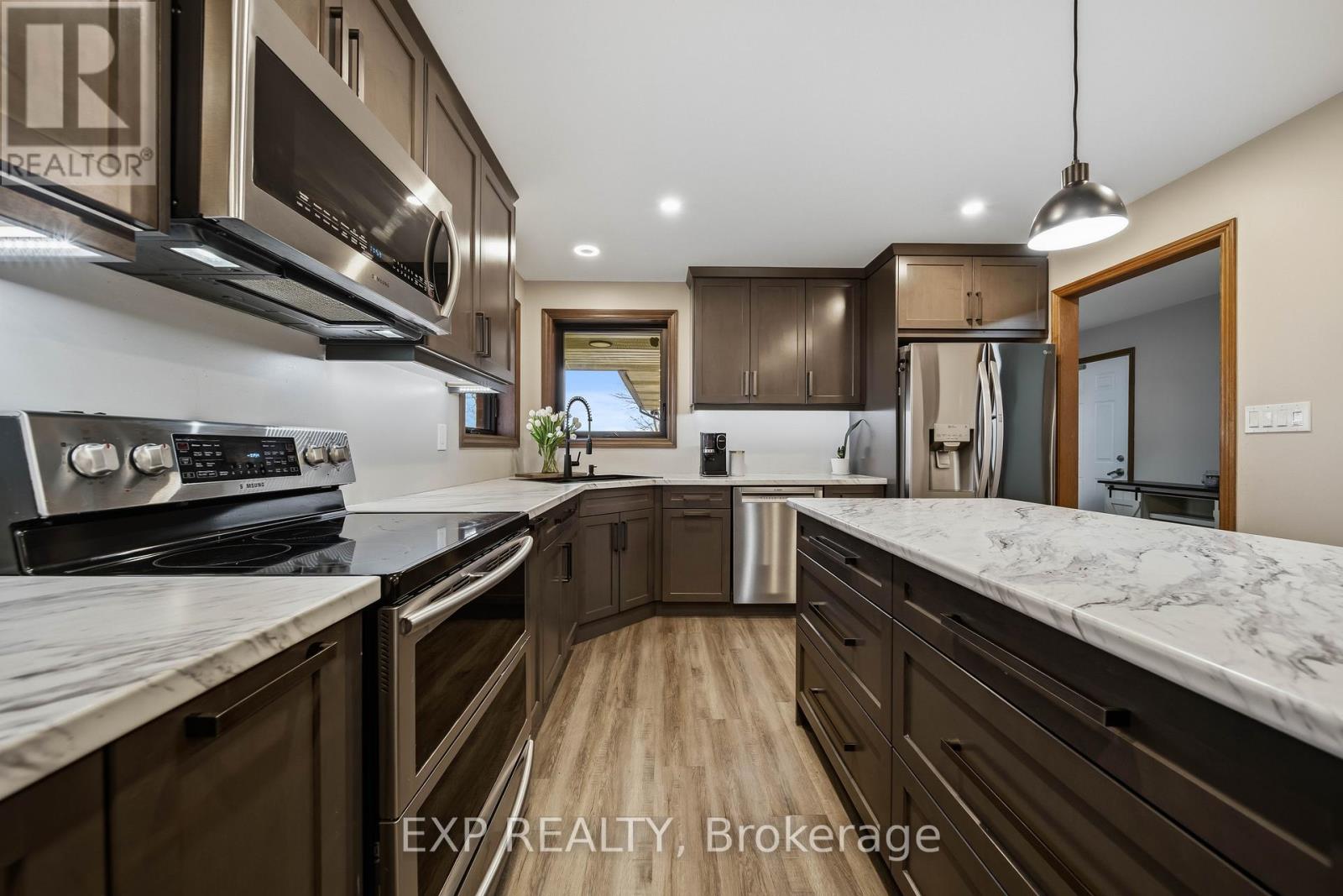 5864 Inadale Drive, Adelaide Metcalfe, Ontario  N7G 3H4 - Photo 5 - X12909792