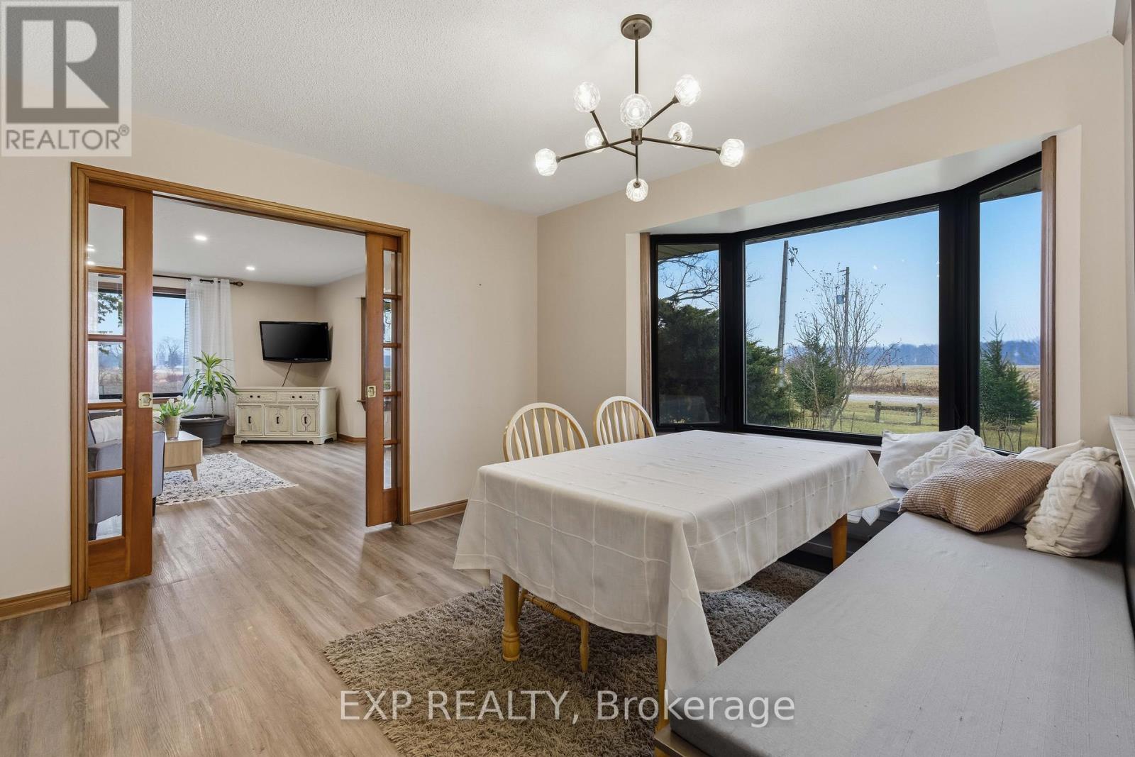 5864 Inadale Drive, Adelaide Metcalfe, Ontario  N7G 3H4 - Photo 6 - X12909792