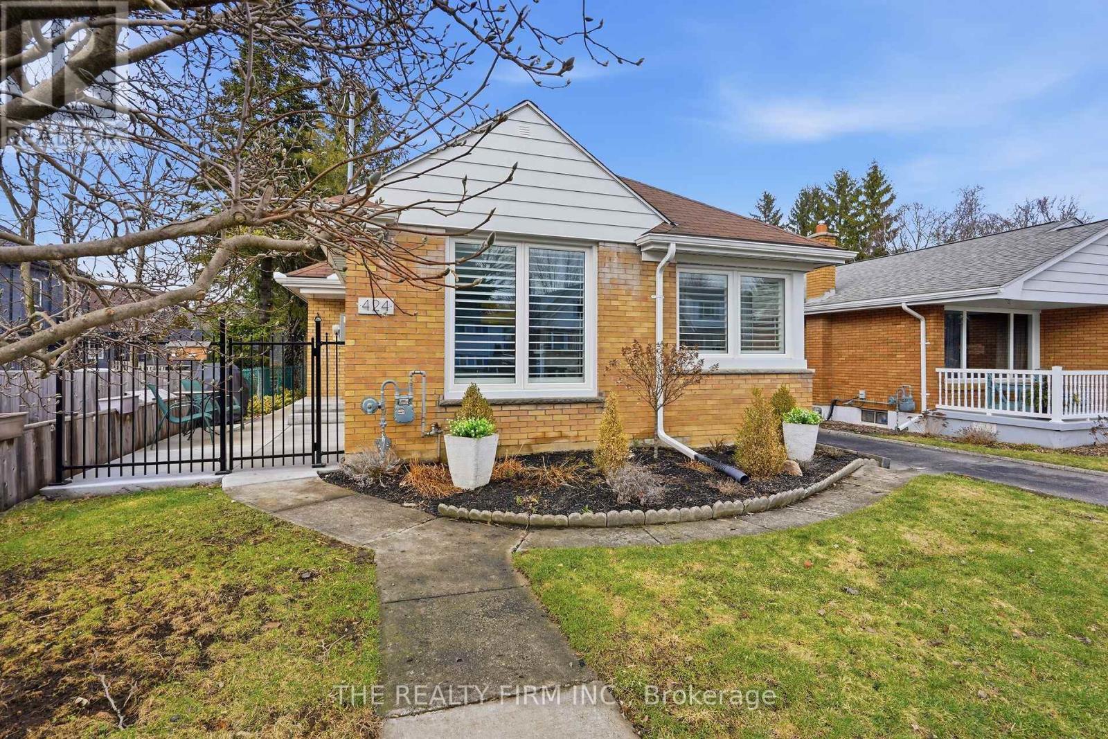 424 Hickson Avenue, London South, Ontario  N6C 2L5 - Photo 2 - X12909878