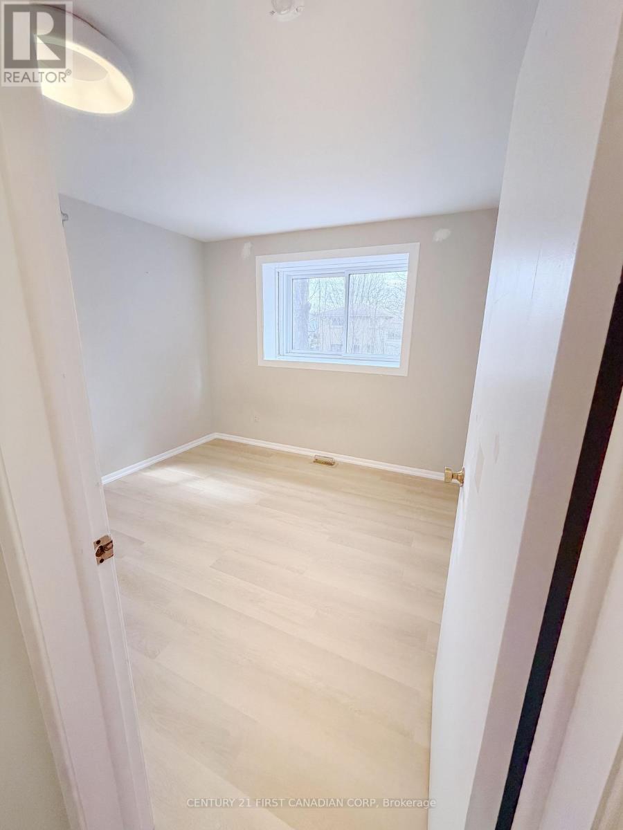 Upper - 711 Algoma Avenue, London North, Ontario  N5X 1W4 - Photo 16 - X12909902