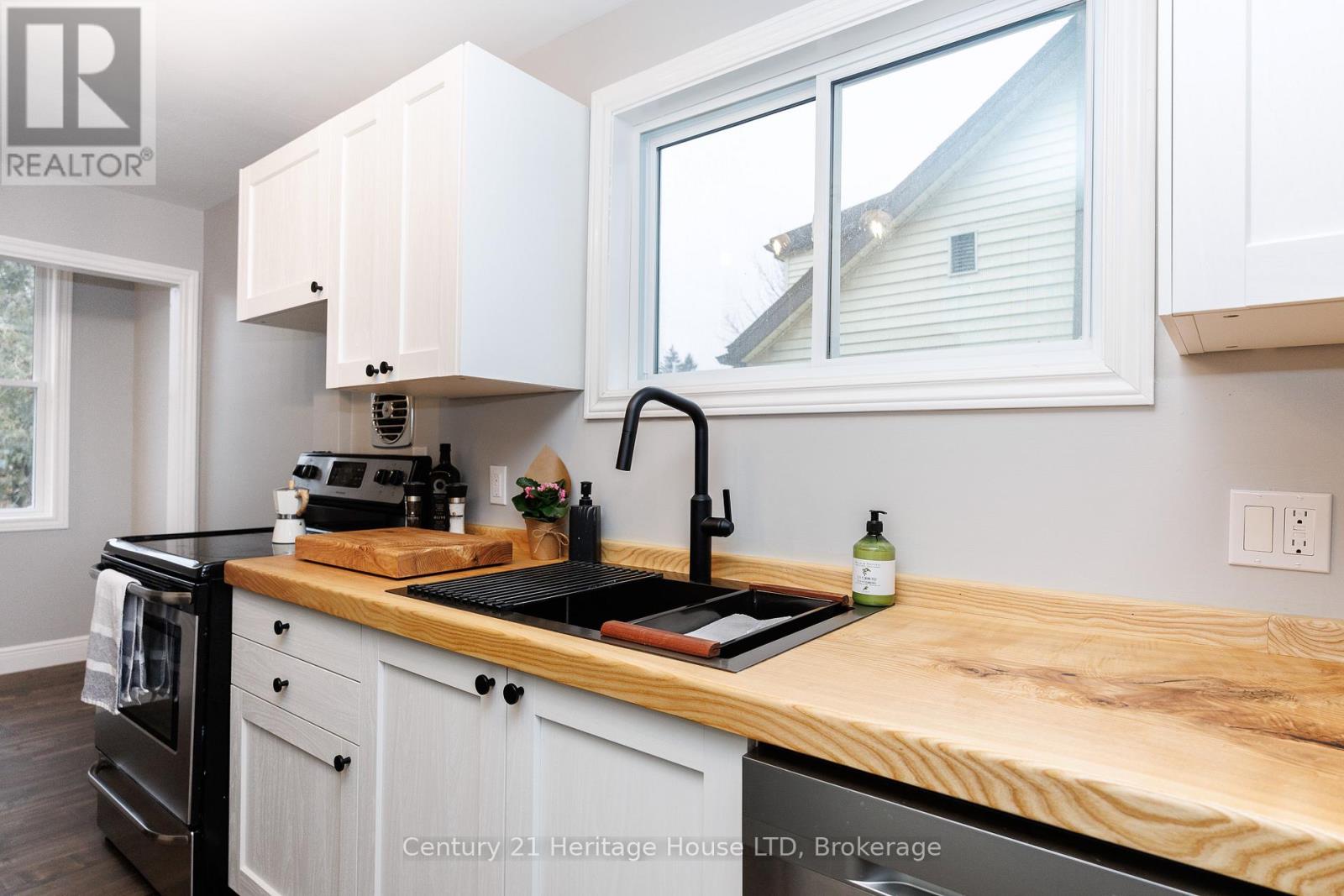 21 Keele Street, St. Catharines, Ontario  L2T 1M8 - Photo 3 - X12906016