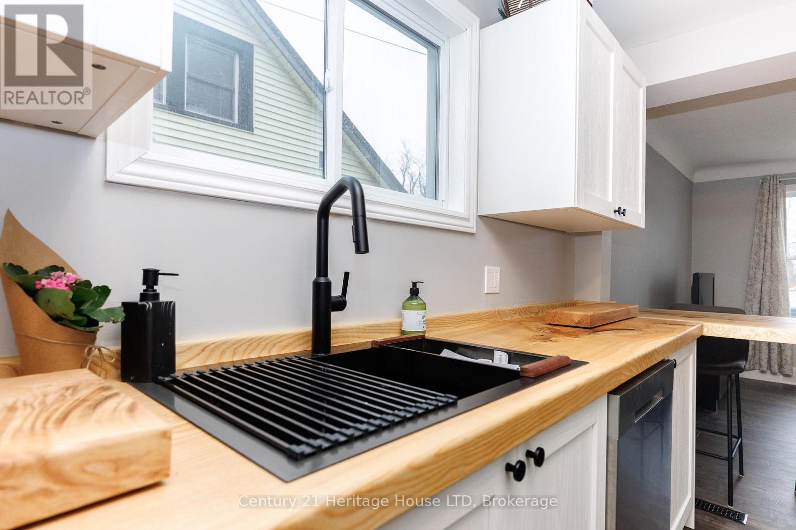 21 Keele Street, St. Catharines, Ontario  L2T 1M8 - Photo 4 - X12906016