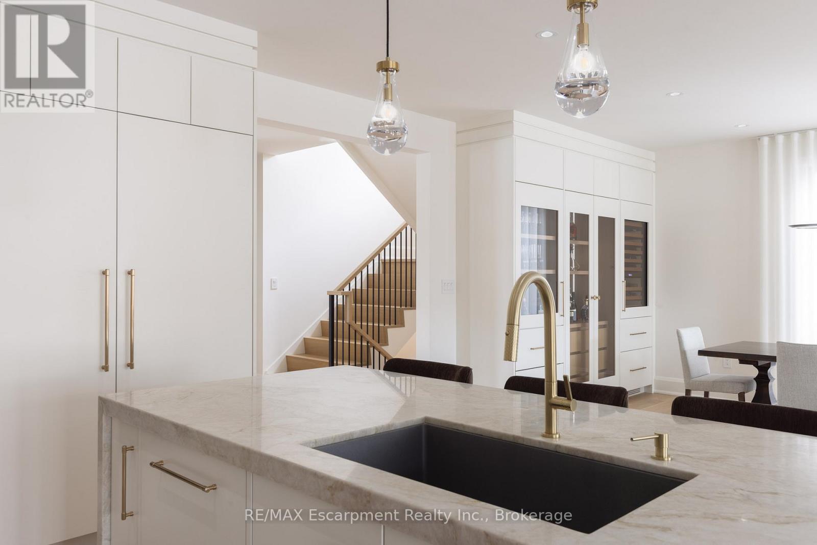 540 Patricia Drive, Oakville, Ontario  L6K 1M2 - Photo 11 - W12909578