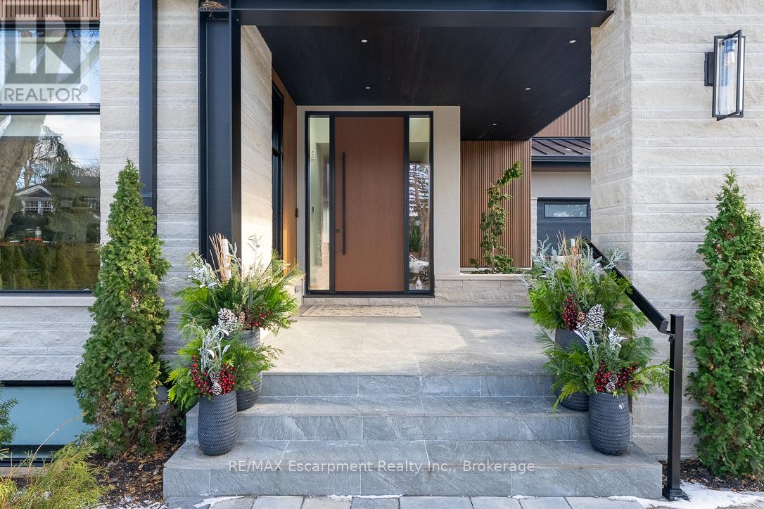 540 Patricia Drive, Oakville, Ontario  L6K 1M2 - Photo 3 - W12909578