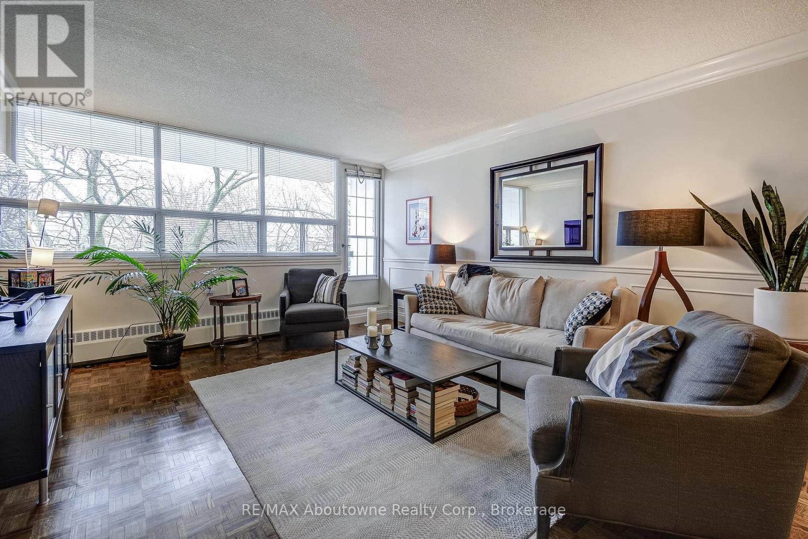 401 - 212 Kerr Street, Oakville, Ontario  L6K 3B1 - Photo 10 - W12909680