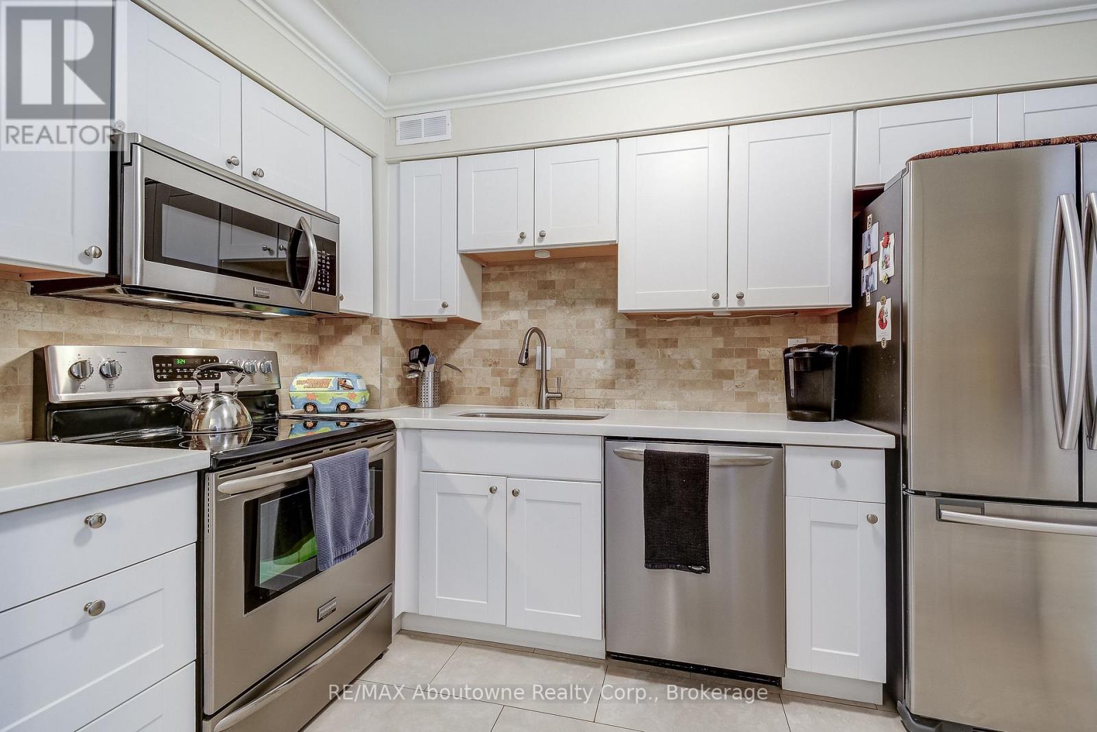 401 - 212 Kerr Street, Oakville, Ontario  L6K 3B1 - Photo 14 - W12909680