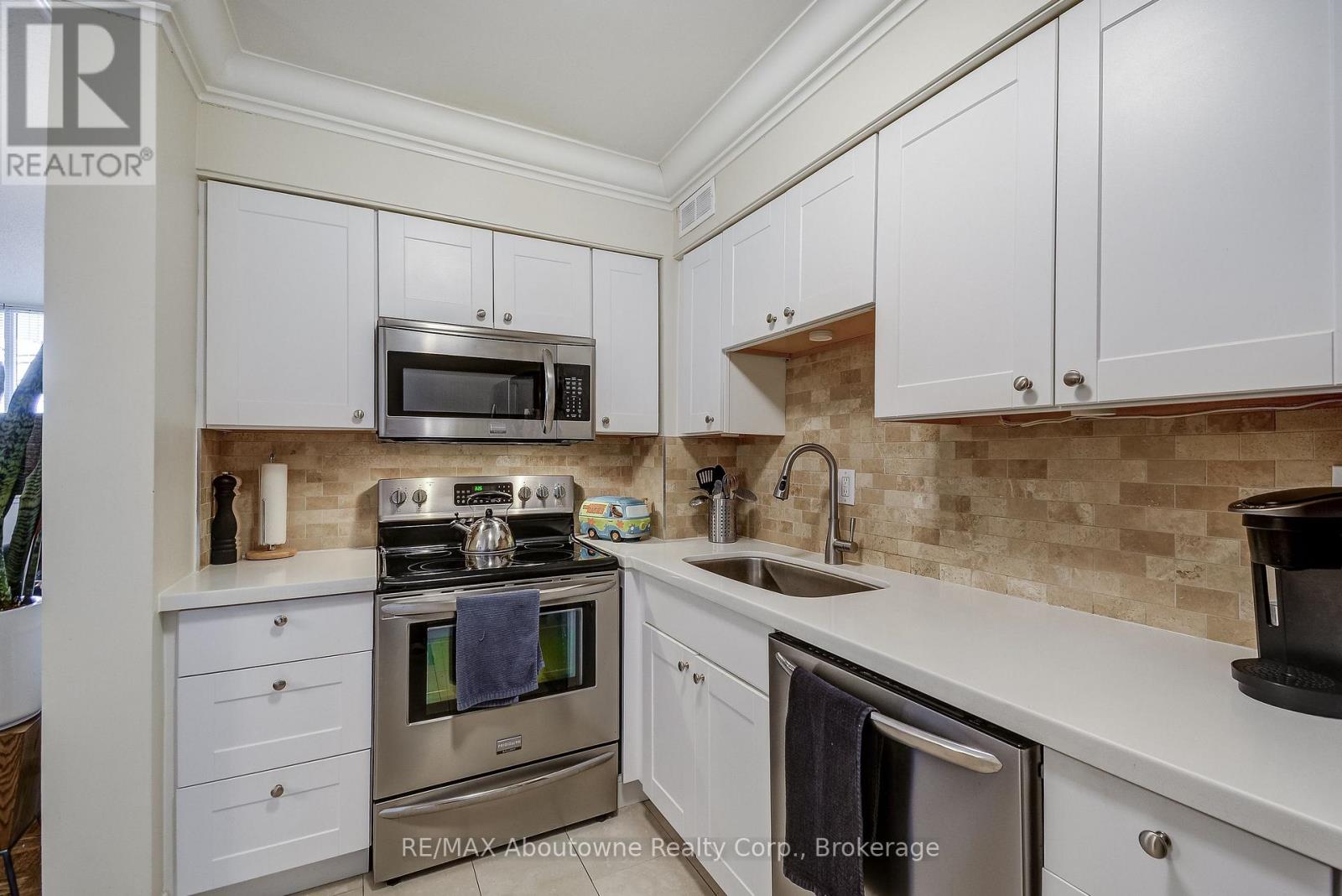 401 - 212 Kerr Street, Oakville, Ontario  L6K 3B1 - Photo 15 - W12909680