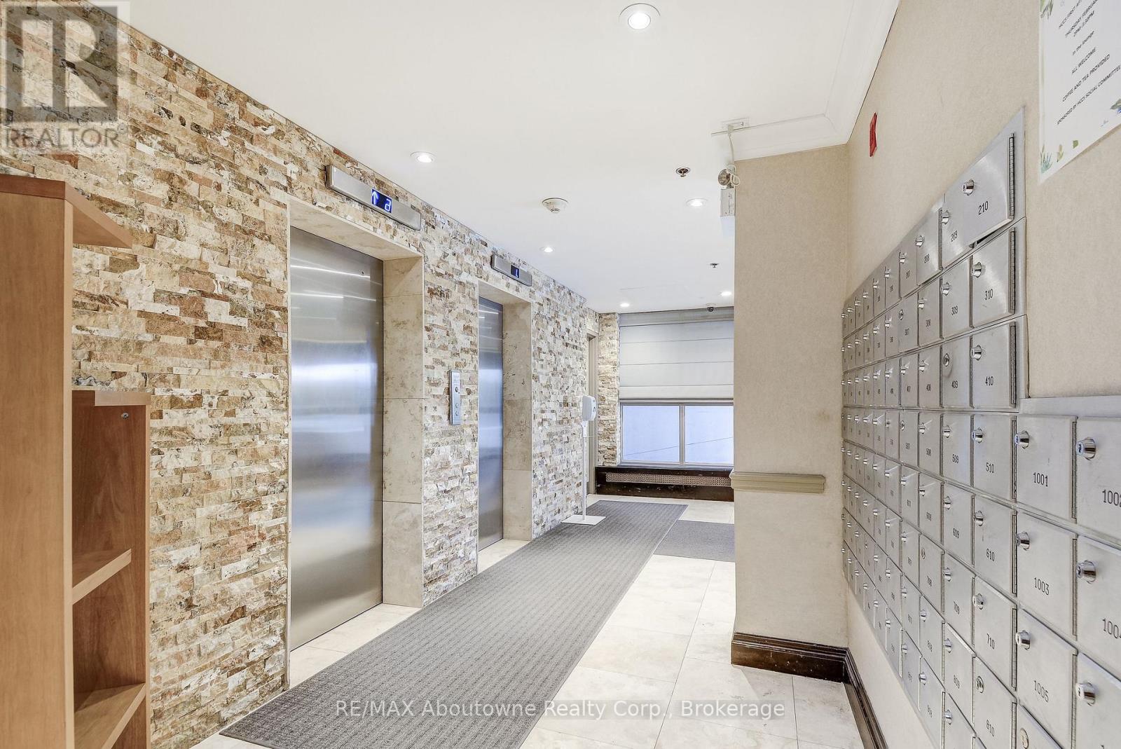 401 - 212 Kerr Street, Oakville, Ontario  L6K 3B1 - Photo 4 - W12909680