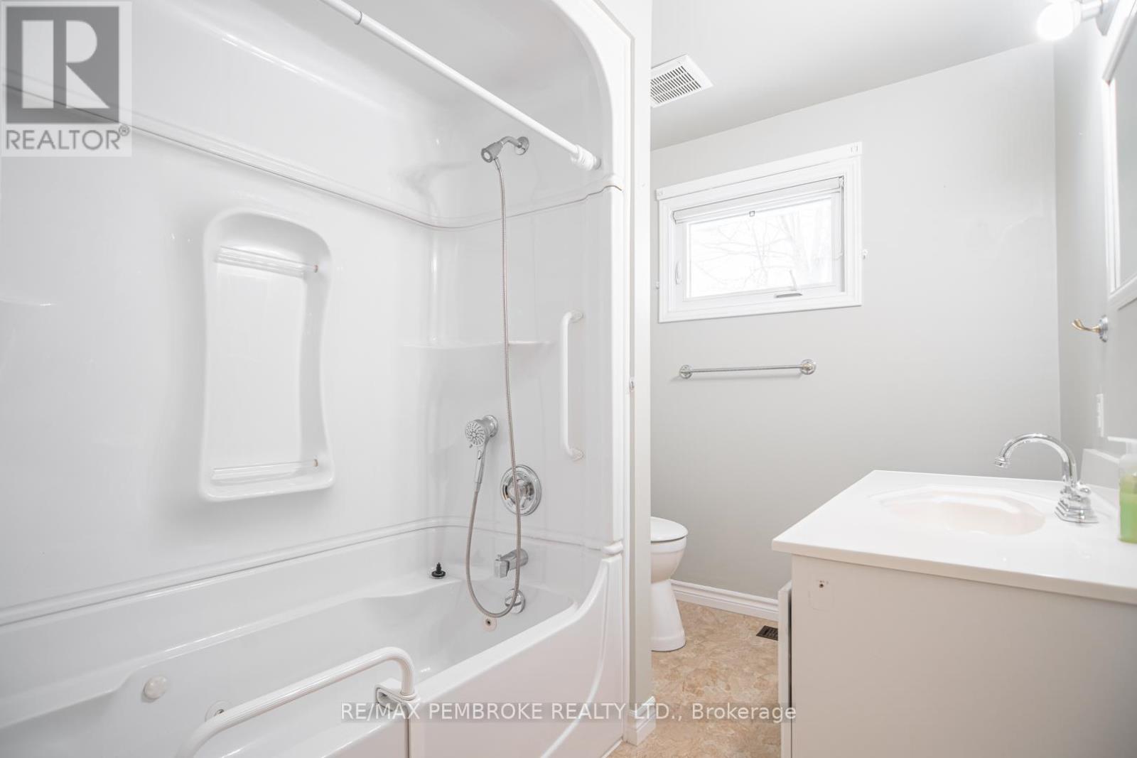 29 Lisa Crescent, Petawawa, Ontario  K8H 2Z8 - Photo 17 - X12907976