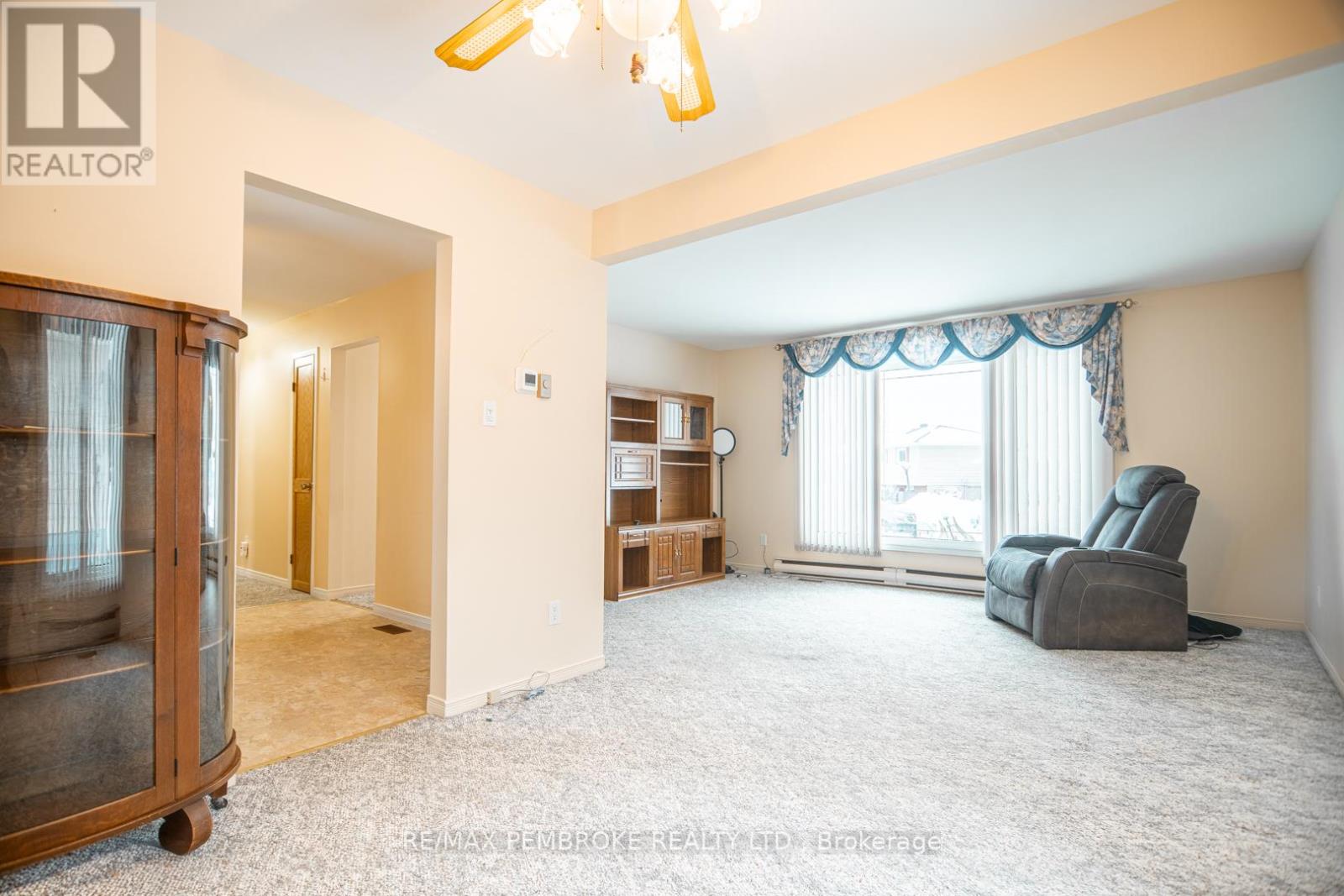 29 Lisa Crescent, Petawawa, Ontario  K8H 2Z8 - Photo 6 - X12907976
