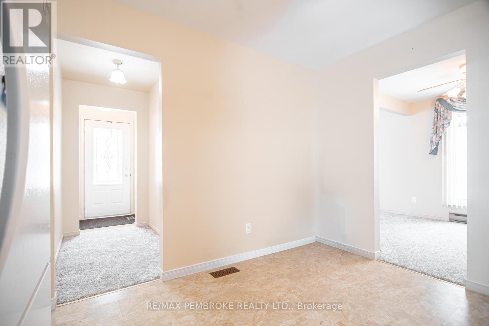 29 Lisa Crescent, Petawawa, Ontario  K8H 2Z8 - Photo 4 - X12907976