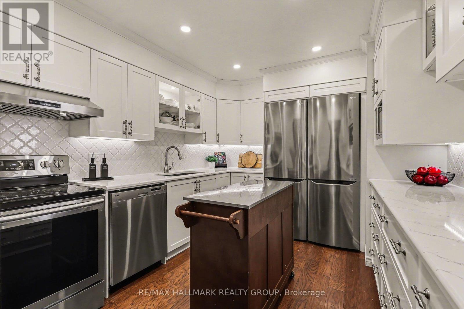 301b - 995 North River Road, Ottawa, Ontario  K1K 3V5 - Photo 11 - X12909784