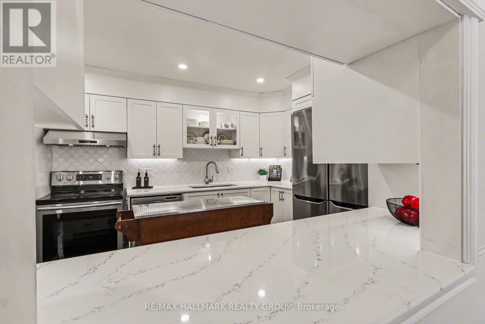 301b - 995 North River Road, Ottawa, Ontario  K1K 3V5 - Photo 13 - X12909784