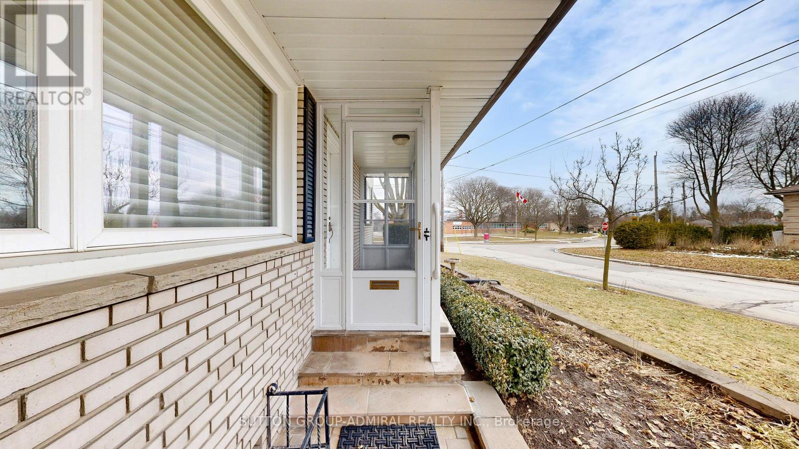 33 Silverview Drive, Toronto, Ontario  M2M 2B5 - Photo 3 - C12909688