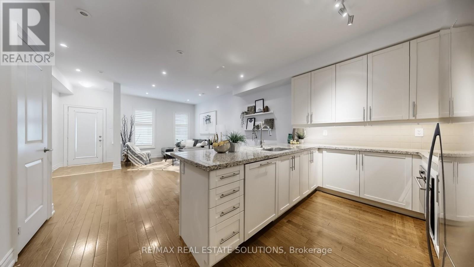 5 - 30 Hargrave Lane, Toronto, Ontario  M4N 0A4 - Photo 8 - C12909702