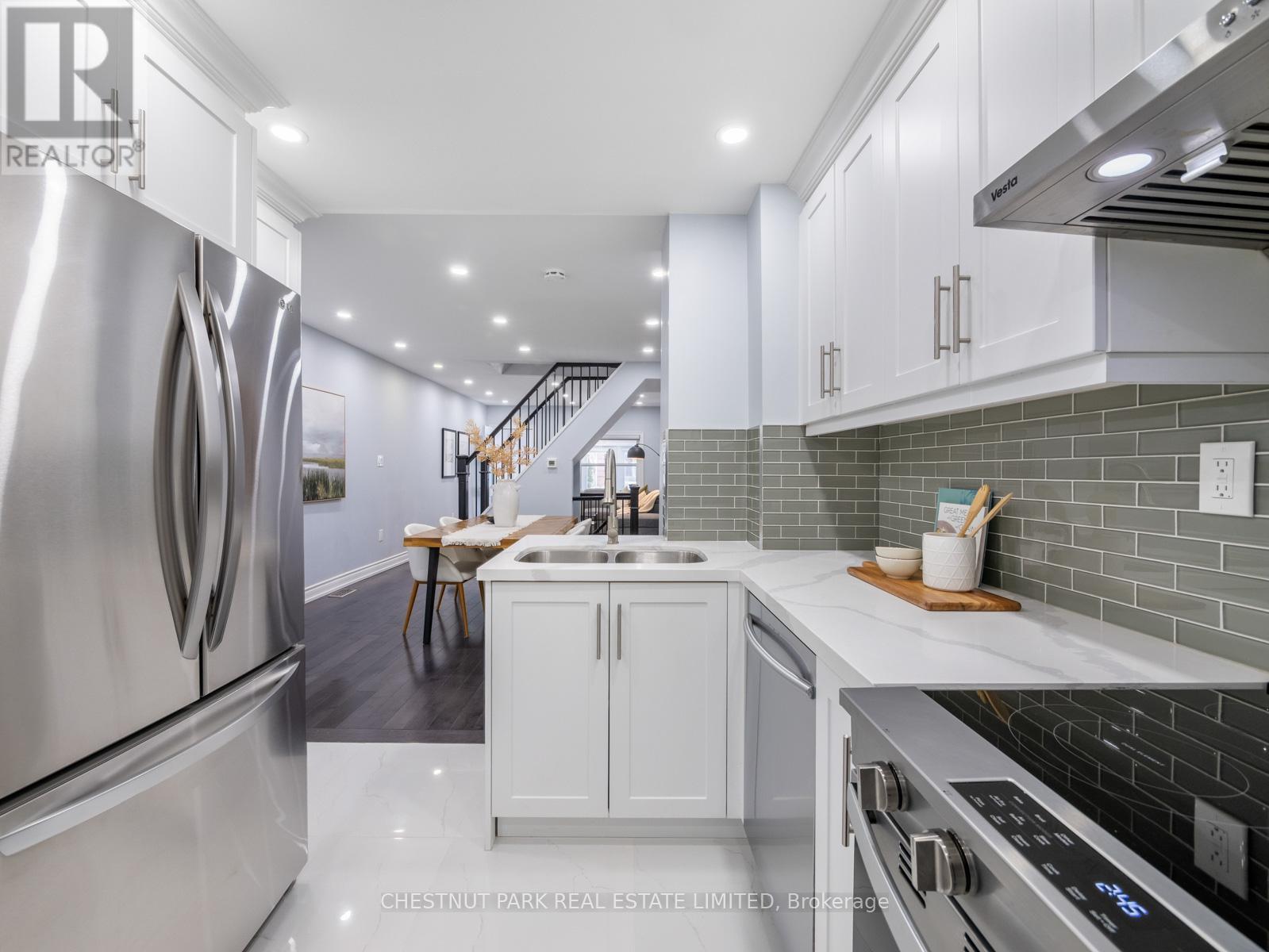 7 Weymouth Avenue, Toronto, Ontario  M4C 1R6 - Photo 18 - E12909856