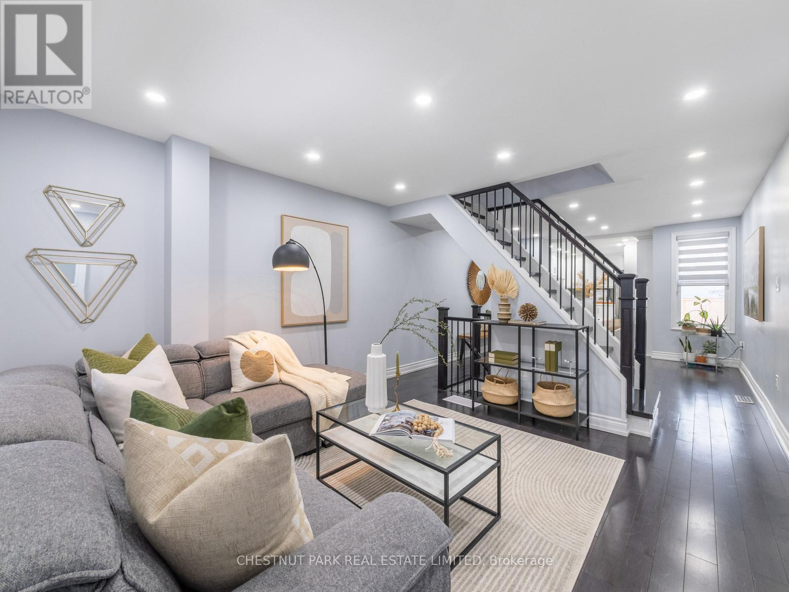 7 Weymouth Avenue, Toronto, Ontario  M4C 1R6 - Photo 4 - E12909856